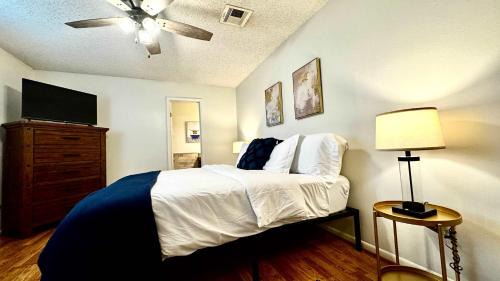 Cypress House | Stylish 4BR Retreat in Cypress - King Bed -Fireplace -Outdoor Patio - TVs in 4 Rooms