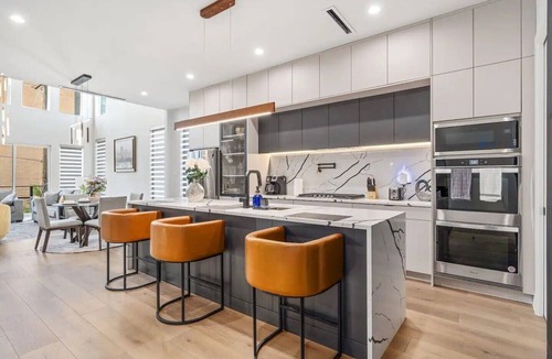 West Dallas House | Stylish 5-BD 5A home with Rooftop & Grill - 5-mins drive to Downdown Dallas!