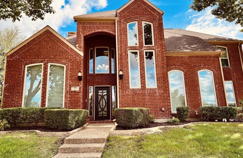 Rowlett House | Stylish 5-BR Villa w/Pool & Hot Tub - 5 min from the lake!