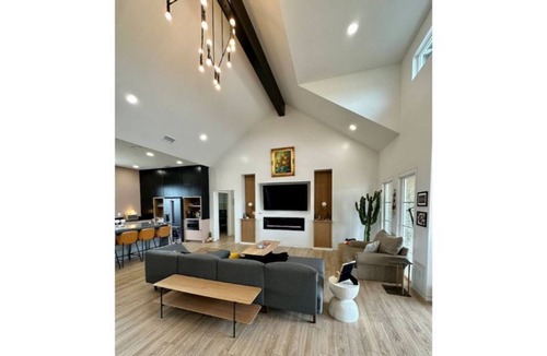 Abilene House | Stylish 5br gem w/outdoor theater and slide