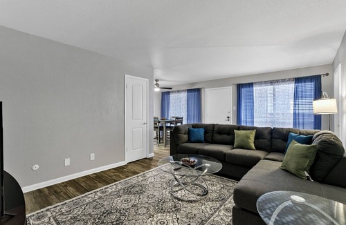 Central Arlington Apartment | Stylish apartment with Parking & Pool near AT&T Stadium