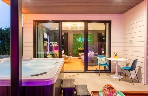 Govalle Cottage | Stylish Clubhouse Retreat w/Hot Tub Near Downtown
