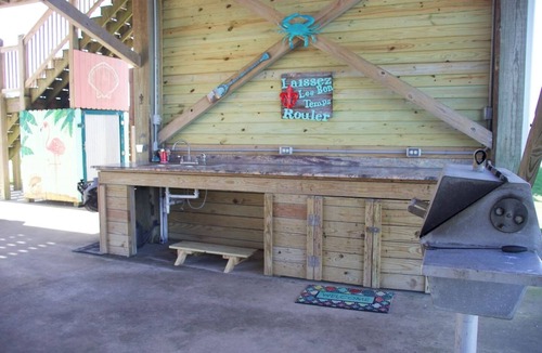 Holly Beach House | Stylish family friendly house close to the beach. Pet friendly!