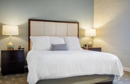 Central Business District Hotel | Stylish Historic Premier King, Near Museums & Arts District