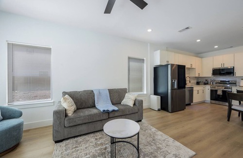 South Dallas - Fair Park House | Stylish New Townhome - Old East Dallas - Near Downtown & Fair Park