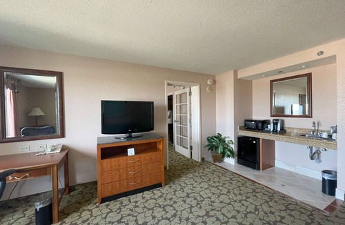Chinatown Hotel | Stylish Stay with Outdoor Pool and Free Breakfast Near Houston’s Best Shopping
