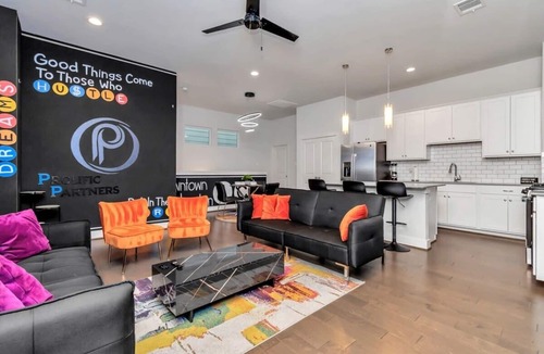 Riverside Terrace House | Stylish Townhouse in Central Houston