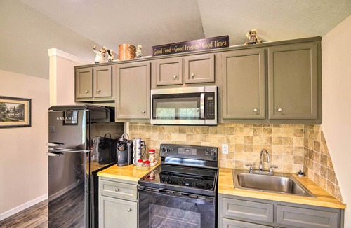 Woodville Cabin | Stylish Woodville Cabin: Fishing Dock Access!