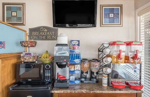 Pecos Hotel | Suite Room with Fee Breakfast, Airport Shuttle, Pool Close to Pecos Museum