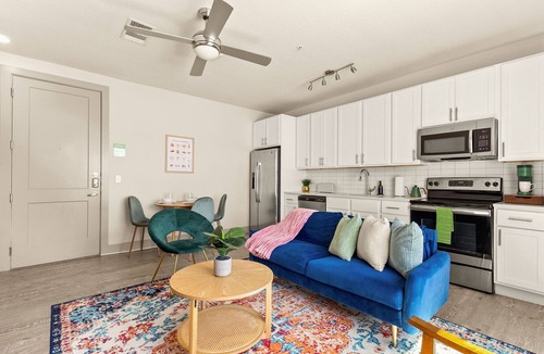 Downtown San Antonio Apartment | Summer Downtown Escape, Walk to Riverwalk and Pearl, enjoy Pool + Free Parking