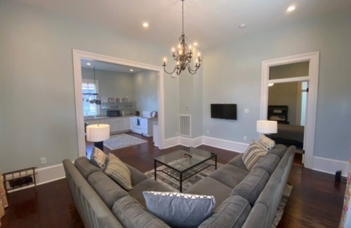West Riverside House | Summer Rates Reduced! Spacious, Uptown - renovated single story 2 Bed, 2 Bath