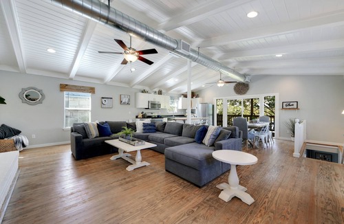 Burnet House | SUMMER READY NEW TIKI BAR - HUGE DOCK, Rope Swing Open Water Cozy and updated