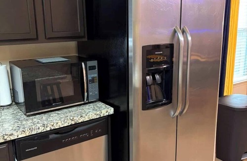 Porter House | Summer Retreat● Cozy Home● Patio Lounge with TV ● Sleeps 8 ● 3BR Escape