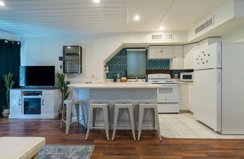 Pierre Part Boat Rental | Summertime Bayou Houseboat Oasis: Fish, Hot tub, Kayak