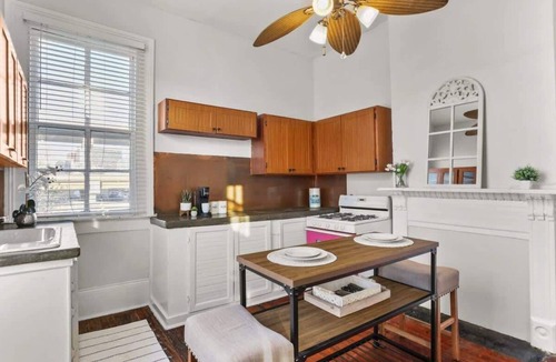 Faubourg Lafayette Apartment | Sunny 1bedroom 2 blocks from St Charles StreetCar!