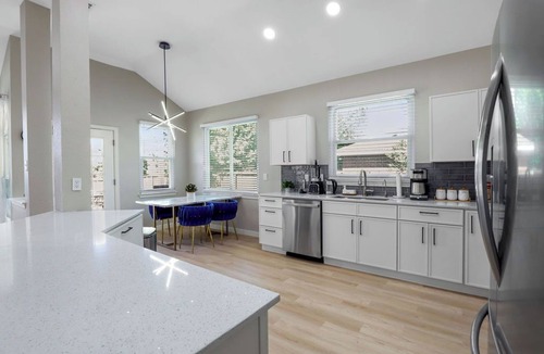 Allen House | Sunny Allen Stay 4BR/2BA Sparkling Pool + Grill