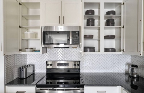 Govalle Apartment | Sunny East Austin 1BR w/Lounge & Pool, nr Restaurants, by Blueground