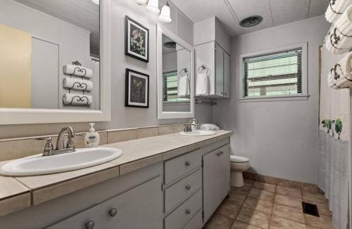 Jasper House | Sunrise Mountain Retreat- Getaway in Jasper with a Hot Tub