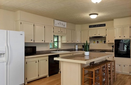 Jasper House | Sunrise Mountain Retreat-Summer Vacation with Hot Tub