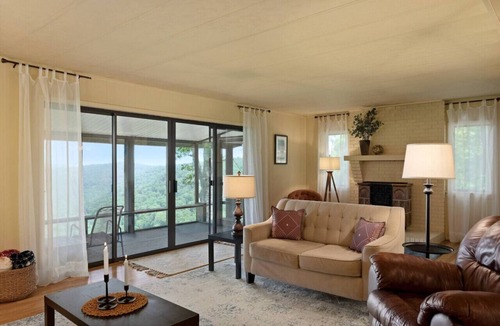 Jasper House | Sunrise Mountain Retreat-Summer Vacation with Hot Tub