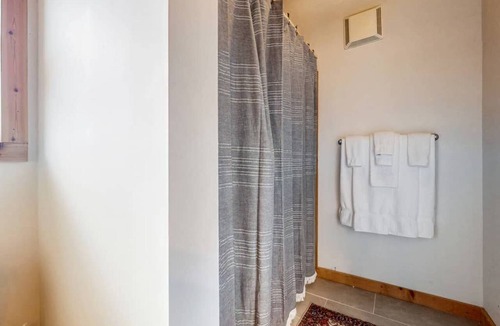 Seven Devils Cabin | Sunrise Summit - Hot tub, Game room, 3 King Beds + Bunk Room, Dog Friendly, AC