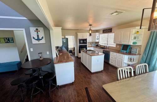 Point Venture House | Sunset Cove Lakehouse 4-bed plus loft Waterfront Closest to the Boat Ramp - Park