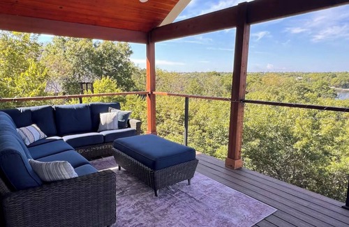 Gainesville House | Sunset Lake Views - 15 Min to Winstar Casino. Near Wineries & Relaxing Retreat