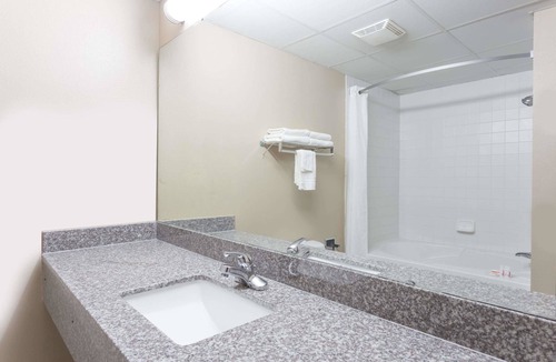 Indianola Hotel | Super 8 by Wyndham Indianola