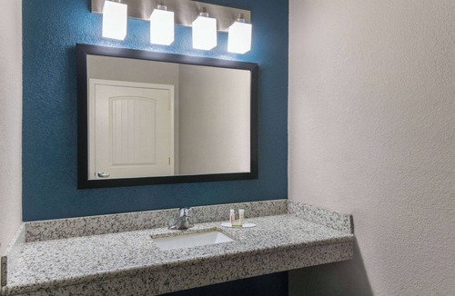 North San Antonio - SAT Hotel | Super 8 by Wyndham San Antonio Near Fort Sam Houston