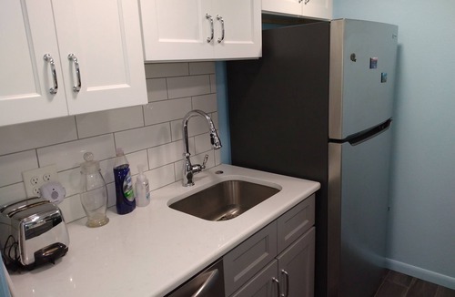 Oak Park - Northwood Condo | Super convenient/newly-remodeled condo just minutes to airport, tourist hotspots