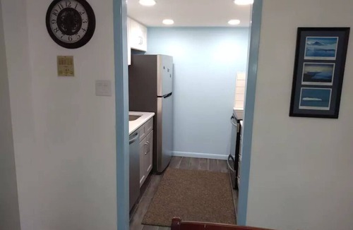 Oak Park - Northwood Condo | Super convenient/newly-remodeled condo just minutes to airport, tourist hotspots