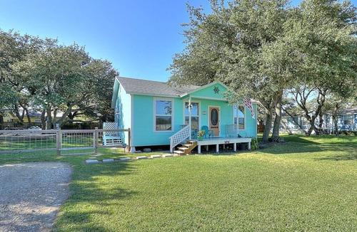 Fulton House | SUPER CUTE COASTAL BEND COTTAGE! Book your August & September get away soon!
