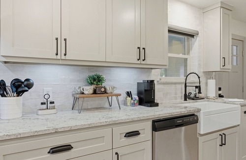 Denison House | Super Nice! Cozy, Country Quiet Neighborhood, Big Kitchen and Private Hot Tub