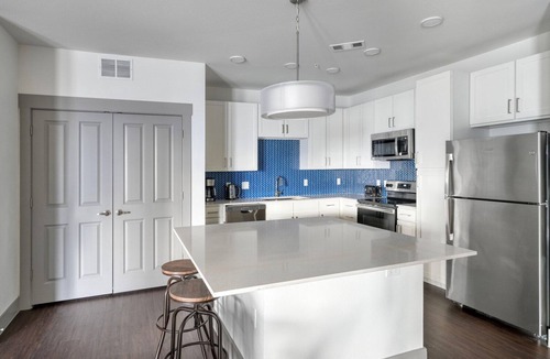 Govalle Apartment | Superb East Austin 2BR w/Gym, Deck & Airport Access, by Blueground