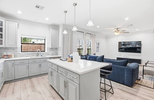 Greater Fondren Southwest Villa | SW Houston 3BR | Sleeps 10, Yard + 2-Car Garage