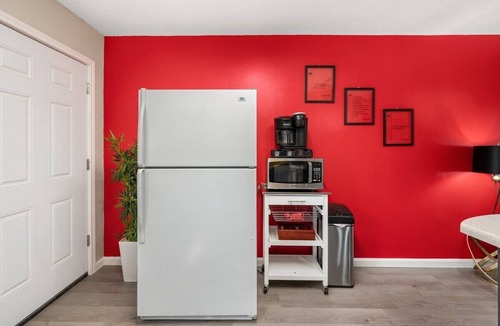 Pineville Apartment | Team Ready King Bed 3 TVs Kitchen Parking W/D