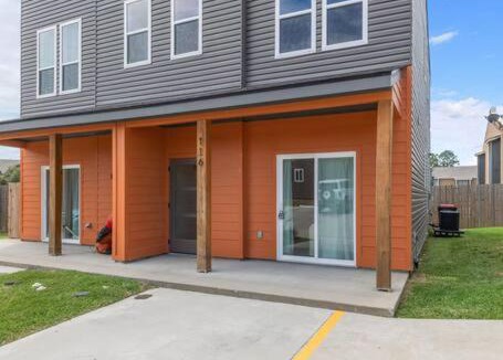 Lafayette Apartment | Teche House KING Bed Luxury Getaway Fast WiFi