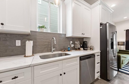 Lafayette Apartment | Teche House KING Bed Luxury Getaway Fast WiFi