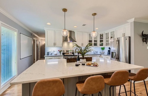 McNeil House | Tesla Charger/Gorgeous Inside/Walk to Restaurants