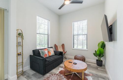 Wetmore House | Texas Casita Retreat Minutes from Six Flags