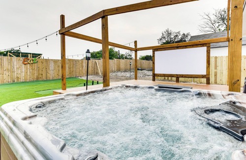 Whitney House | Texas Family Home w/Hot Tub: 1 Mi to Lake Whitney