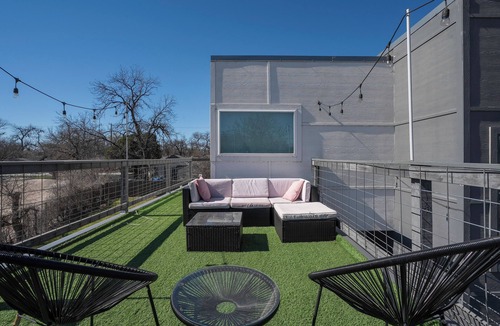 South Dallas - Fair Park House | Texas State Fair/Downtown/Uptown Modern Villa with Game Room and Patio!