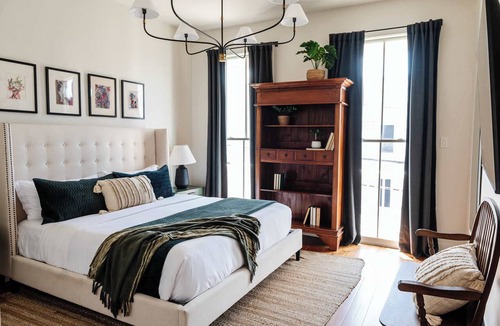 Faubourg Lafayette Hotel | The 1300 | Luxe 7BR Pool&Spa · Parade Block