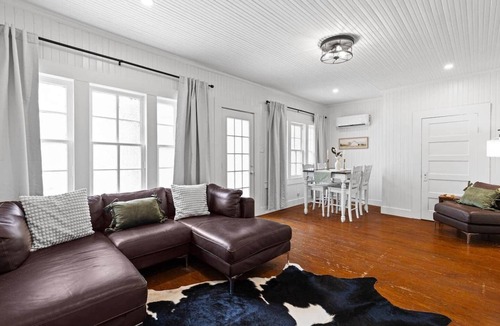 Gladewater House | The Anna Bell Suite at historic Jeter Farmhouse
