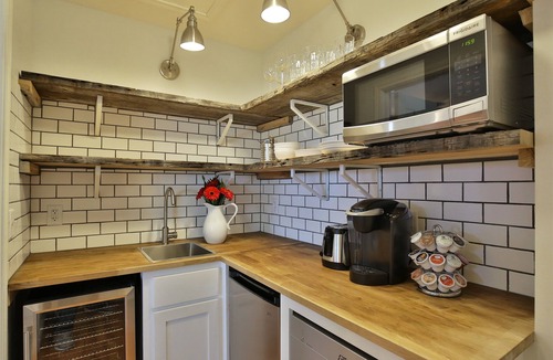 Sayles Blvd. Area Apartment | The Apartment Suite at Eleven09-A Fine Guest Experience