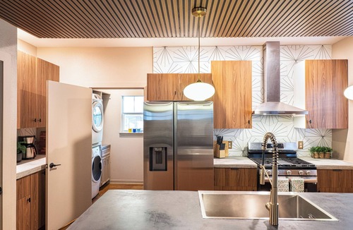 East Cesar Chavez House | The Austin Vibe! Super Walkable Foodies Paradise Close to the Lake & Downtown