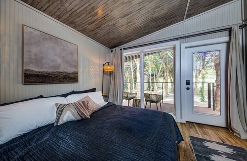 Alvord Cabin | The Barn Owl | Cozy Treehouse + Pickleball Court