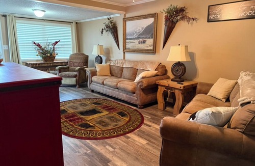 Shawnee House | The Bears Den: In ground storm shelter, Beautiful,comfy,cozy 3 bed 2 bath house