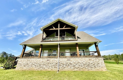 Negreet House | The Bend Waterfront Retreat, Private Boat Launch, Two Docks, Panoramic Views!