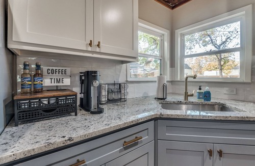 Central Arlington House | The Blue Bungalow on North-4 Mins to AT&T Stadium